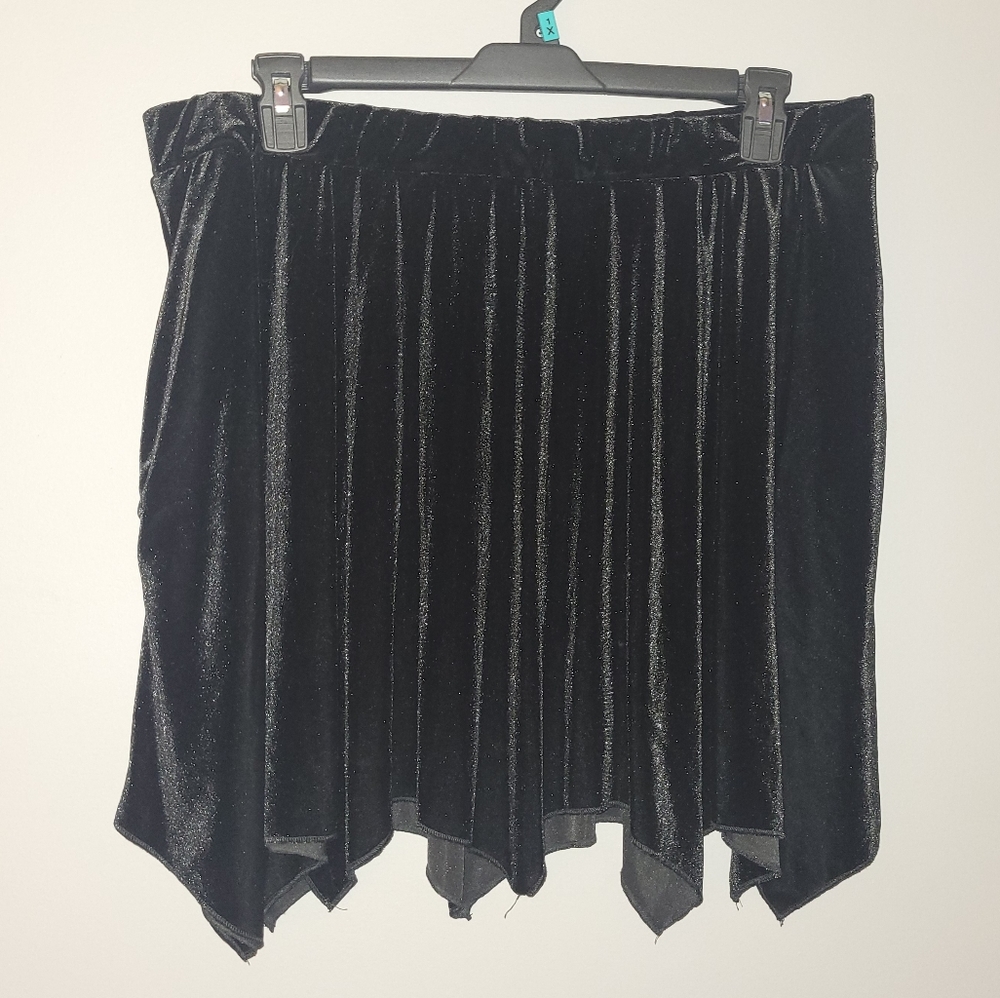 HOT TOPIC Batwing Hem Black Velvet Skirt - Picture 10 of 11